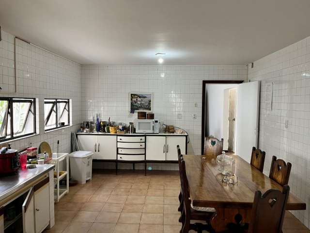 Casa no Itaigara com 7 quartos e 4 suítes, 656 m² à venda por R$ 1.800.000,00