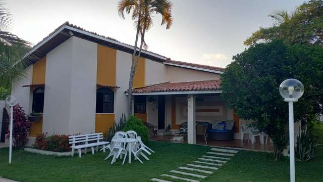 Casa em Guarajuba com 5 quartos e 4 suítes, 270m² à venda por R$ 1.430.000,00