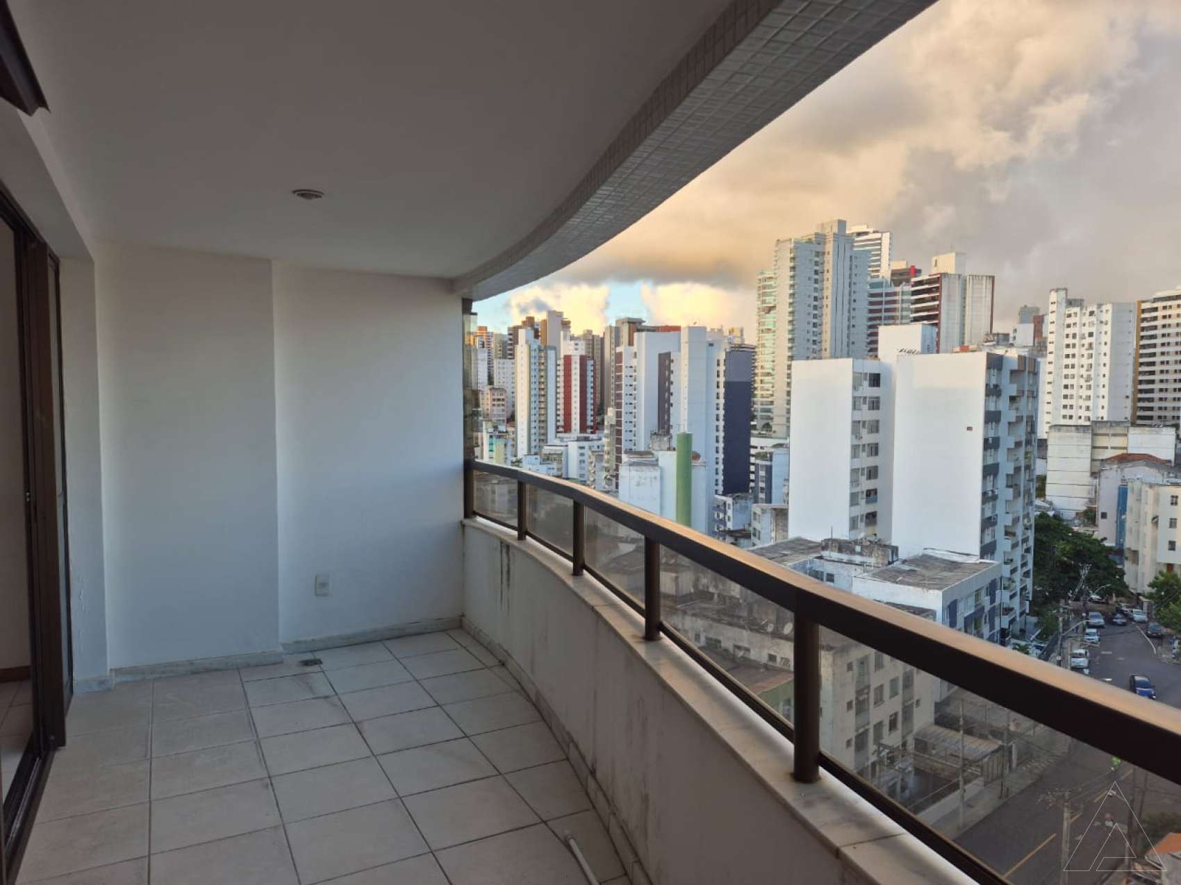 Apartamento na Barra com 3 quartos sendo 3 suítes, 100m² à venda por R$ 900.000,00