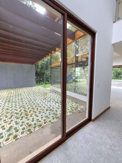 Casa em Praia do Forte com 5 quartos sendo 5 suítes, 360m² à venda por R$ 3.050.000,00