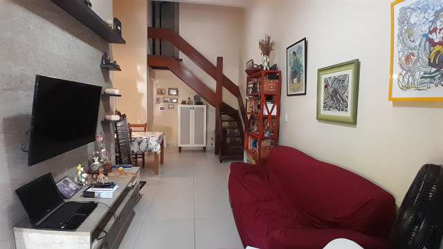 Casa em Itapuã com 5 quartos e 4 suítes, 145m² à venda por R$ 1.200.000,00
