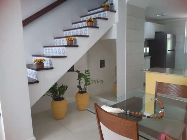 Casa em Itapuã com 3 quartos, 107m² à venda por R$ 550.000,00