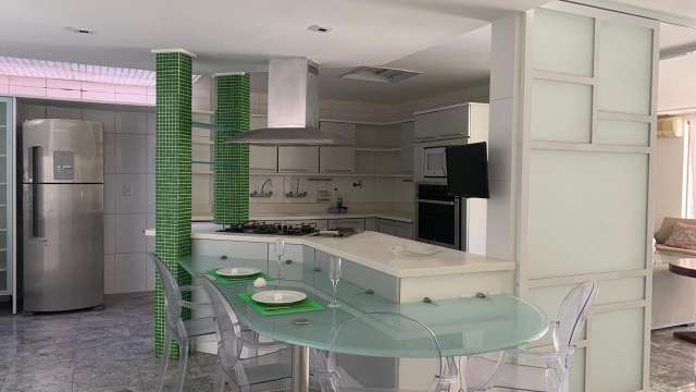 Casa em Jaguaribe com 4 quartos e 2 suítes, 305m² à venda por R$ 2.650.000,00