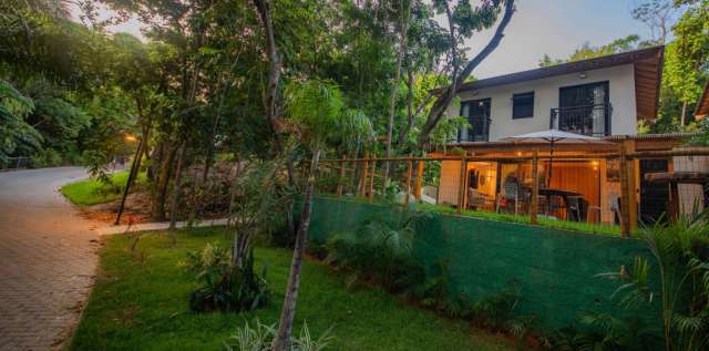 Casa na Praia do Forte PORTEIRA FECHADA com 3 suítes, 115m² à venda por R$ 2.700.000,00
