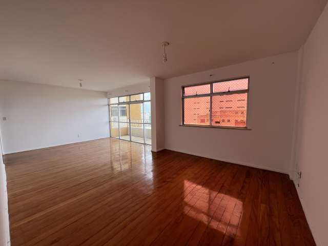 Apartamento em Nazaré com 3 quartos e 1 suíte, 163m² à venda por R$ 390.000,00