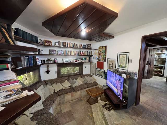 Casa no Rio Vermelho com 4 quartos e 3 suítes, 260m² à venda por R$ 2.500.000,00