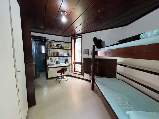 Casa no Rio Vermelho com 4 quartos e 3 suítes, 260m² à venda por R$ 2.500.000,00