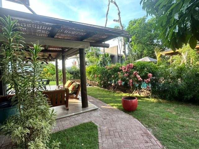 Casa na Praia do Forte PORTEIRA FECHADA com 3 quartos e 2 suítes, 159m² à venda por R$ 1.330.000,00
