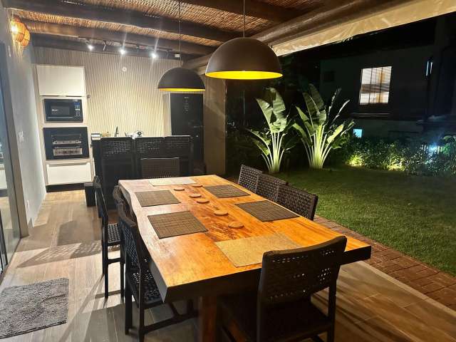 Casa na Praia do Forte PORTEIRA FECHADA com 3 quartos e 2 suítes, 159m² à venda por R$ 1.330.000,00