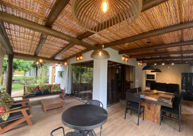 Casa na Praia do Forte PORTEIRA FECHADA com 3 quartos e 2 suítes, 159m² à venda por R$ 1.330.000,00