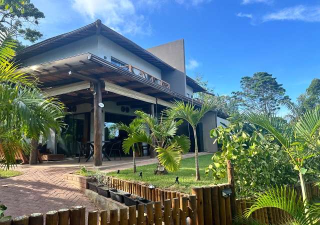 Casa na Praia do Forte PORTEIRA FECHADA com 3 quartos e 2 suítes, 159m² à venda por R$ 1.330.000,00