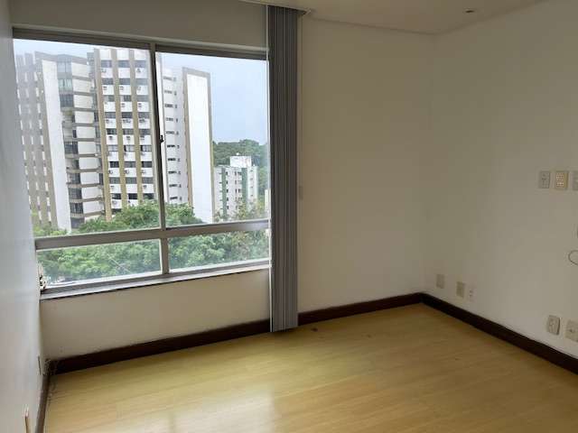 Apartamento no Candeal com 4 quartos e 1 suíte, 177m² à venda por R$ 660.000,00