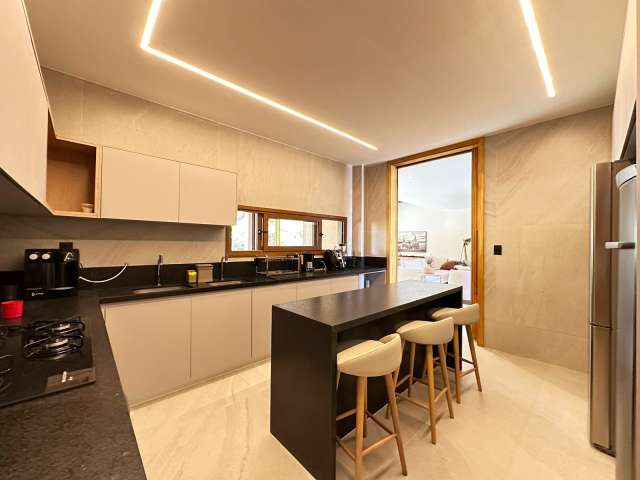 Casa na Praia do Forte PORTEIRA FECHADA com 5 suítes, 526m² à venda por R$ 4.950.000,00