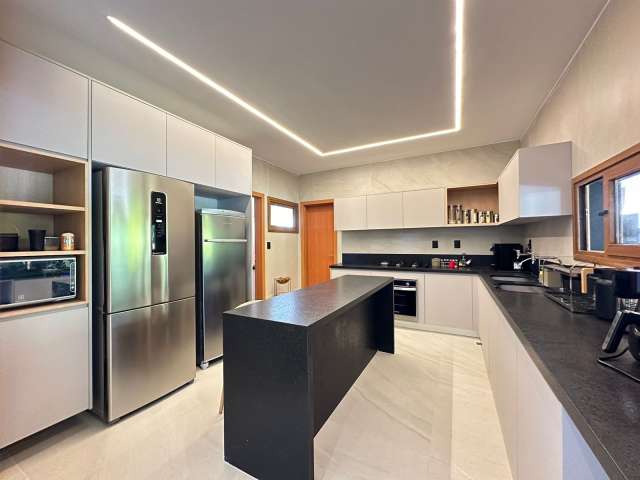 Casa na Praia do Forte PORTEIRA FECHADA com 5 suítes, 526m² à venda por R$ 4.950.000,00