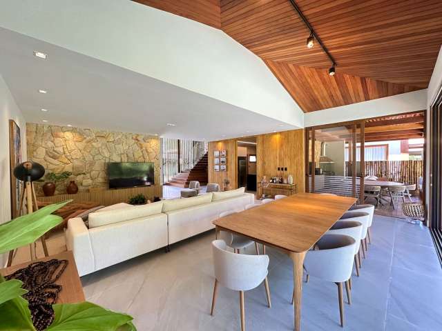 Casa na Praia do Forte PORTEIRA FECHADA com 5 suítes, 526m² à venda por R$ 4.950.000,00