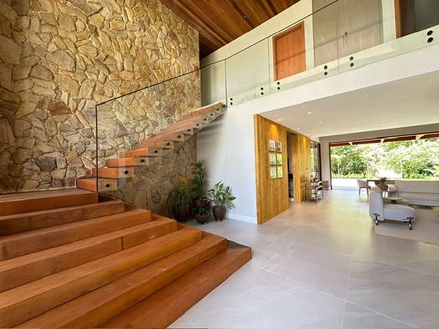 Casa na Praia do Forte PORTEIRA FECHADA com 5 suítes, 526m² à venda por R$ 4.950.000,00
