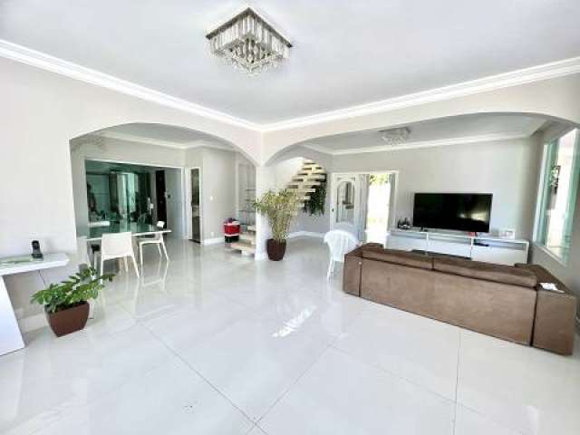 Casa em Vilas do Atlântico com 6 quartos e 4 suítes, 600m² à venda por R$ 2.600.000,00