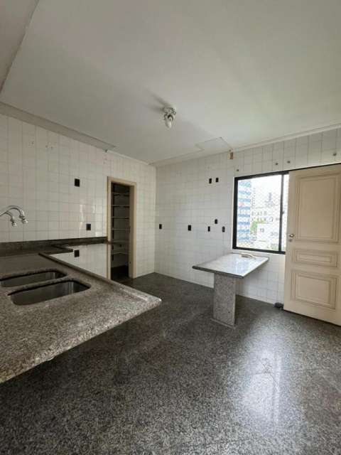 Apartamento na Graça com 4 quartos e 2 suítes, 198m² à venda por R$ 750.000,00