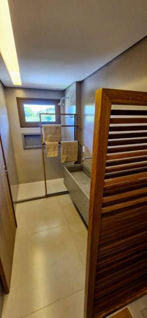 Casa em Praia do Forte com 5 quartos sendo 5 suítes, 387m² à venda por R$ 4.900.000,00