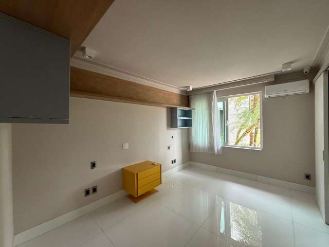 Casa em Lauro de Freitas com 4 suítes, 382m² à venda por R$ 8.800.000,00