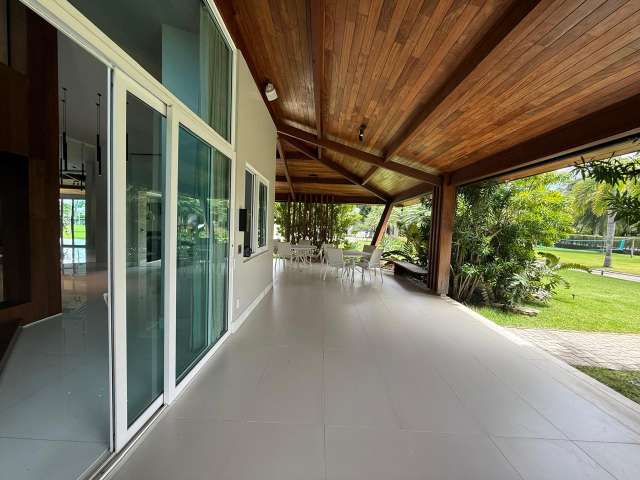 Casa em Lauro de Freitas com 4 suítes, 382m² à venda por R$ 8.800.000,00