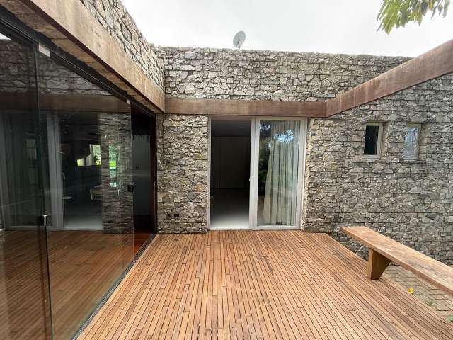 Casa em Lauro de Freitas com 4 suítes, 382m² à venda por R$ 8.800.000,00