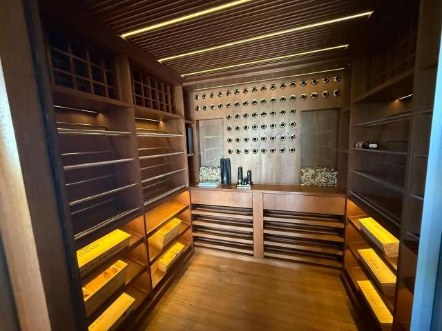 Casa em Lauro de Freitas com 4 suítes, 382m² à venda por R$ 8.800.000,00