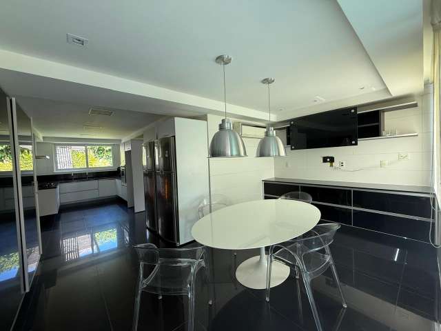 Casa em Lauro de Freitas com 4 suítes, 382m² à venda por R$ 8.800.000,00