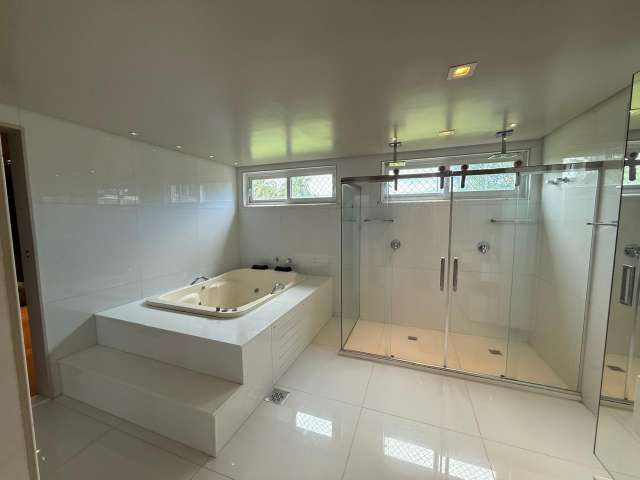 Casa em Lauro de Freitas com 4 suítes, 382m² à venda por R$ 8.800.000,00