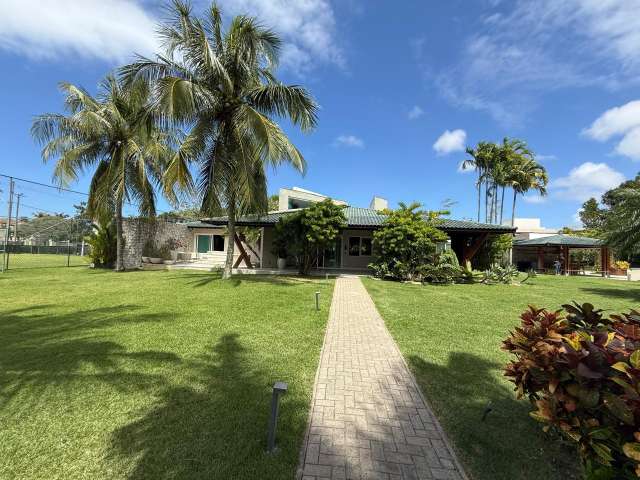 Casa em Lauro de Freitas com 4 suítes, 382m² à venda por R$ 8.800.000,00