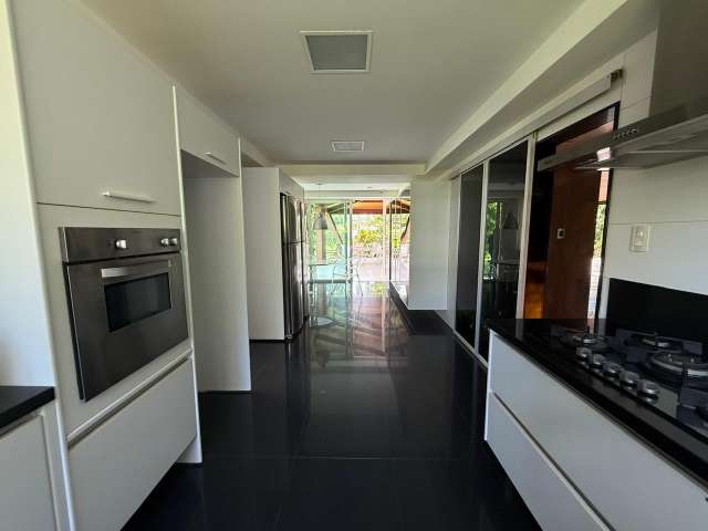 Casa em Lauro de Freitas com 4 suítes, 382m² à venda por R$ 8.800.000,00