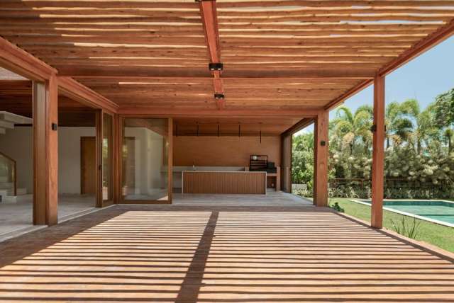 Casa em Praia do Forte com 6 suítes, 475m² à venda por R$ 7.800.000,00