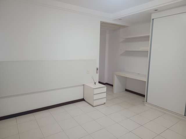 Casa em Piatã com 5 suítes, PORTEIRA FECHADA, 475m² à venda por R$ 5.500.000,00