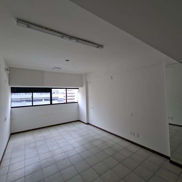 Sala no Caminho das Árvores com 27m² à venda por R$ 180.000,00