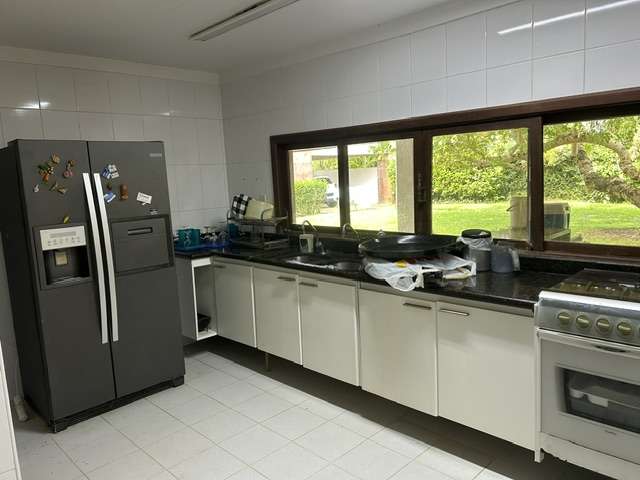 Casa em Portão com 10 quartos sendo 9 suítes, 230m² à venda por R$ 3.000.000,00