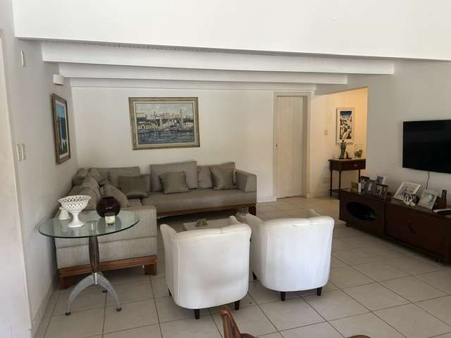Casa em Portão com 10 quartos sendo 9 suítes, 230m² à venda por R$ 3.000.000,00