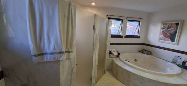 Casa com 5 quartos e 3 suítes, 1.000,00 m² à venda por R$ 3.800.000,00 - Piatã - Salvador/BA 