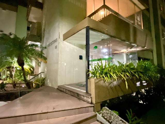 Apartamento em Acupe com 4 quartos sendo  2 suítes, 324,00 m² à venda por R$ 995.000,00