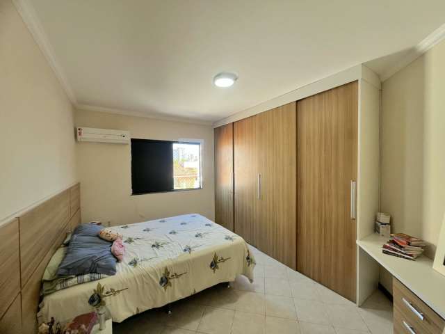 Casa no Itaigara com 5 quartos sendo 4 suítes à venda por R$ 2.200.000,00
