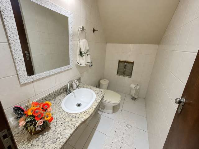 Casa no Itaigara com 5 quartos sendo 4 suítes à venda por R$ 2.200.000,00